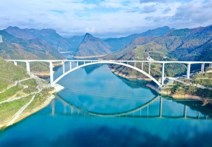 三刷世界紀(jì)錄 世界最大跨徑拱橋天峨龍灘特大橋建成通車(chē)