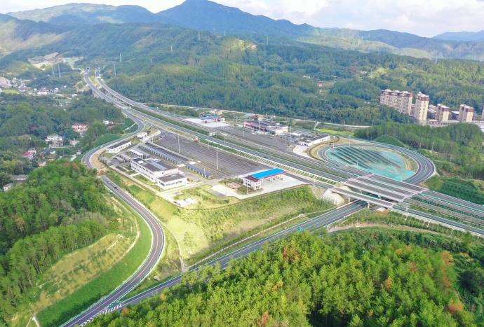 上海至武漢高速公路無(wú)為至岳西段正式建成通車(chē)